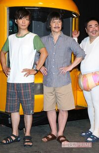 NHK『LIFE！〜人生に捧げるコント〜』制作発表にて。星野源と内村光良（2013年5月）