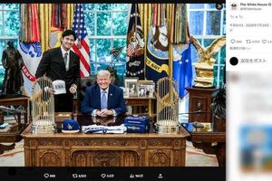 トランプ大統領の執務室に招かれ記念品を授与された大谷翔平。「USA」の白いキャップと記念コインが贈呈された様子(ホワイトハウスの公式Xより)