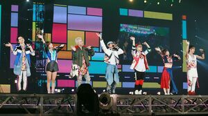 11月15・16日、初の東京ドームでの単独ライブを行ったAAA。左から日高光啓（29）、宇野実彩子（30）、浦田直也（34）、西島隆弘（30）、末吉秀太（29）、伊藤千晃（29）、與真司郎（27）