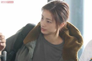 大勢のエキストラやスタッフに囲まれた上戸彩。政府の闇を暴くニュースキャスターを演じる