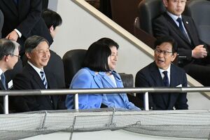栗山英樹氏の解説を受けながらWBCを観戦される天皇ご一家（撮影／JMPA）