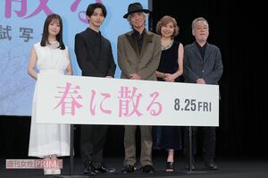 瀬々敬久氏（右端）が監督を務め、佐藤と横浜流星がＷ主演。共演に橋本環奈、山口智子と豪華な顔ぶれ