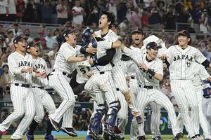大谷翔平。3大会ぶりWBC世界一の立役者。決勝戦はリリーフ登板をして優勝投手となり、大会MVPにも輝いた。二刀流で投打に活躍し、雄叫びをあげチームを鼓舞する姿が注目された（写真／共同通信社）