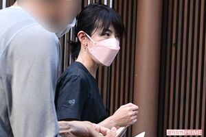 記者からの直撃を受ける平井理央（'21年10月）