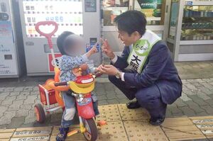 ’15年の市長選で子どもと触れ合う姿も（本人のツイッターより）