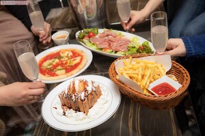サラダ、ピザ、デザート、ワイン……なんでも頼めちゃう！