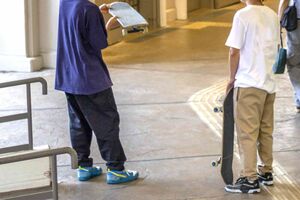 路上や街中でのスケボーでトラブルが発生している（画像はイメージです）