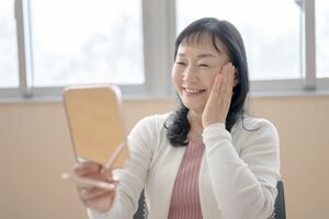 5：鏡を見てにっこり笑う　※写真はイメージです