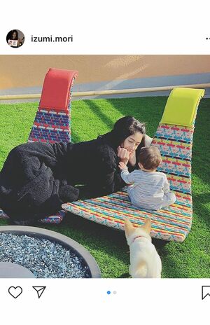 DIYした自宅の屋上で娘とくつろぐ様子をインスタグラムにアップする森泉