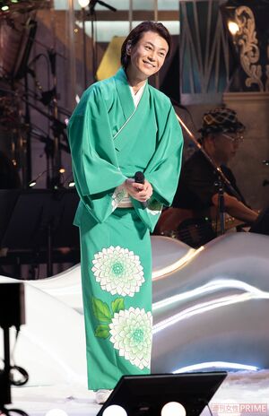 緑の着流しに咲き誇る大輪の花。「最近、オキナインコを飼い始めて。“みーちゃん”っていうんです♪　可愛いんですよ」　撮影／廣瀬靖士