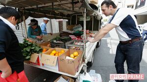 「下町はみんな心があったかくて、とてもいいです」と話す親方は、弟子たちと近所の銭湯やスーパーに行くことも多いそう。この日も、トラックの荷台に野菜を積んだ移動式青果店で、じゃがいもや大根を買うと「これも全部持っていきな」と、ニンジンやネギをサービス! これぞ下町!