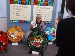  展示されたマンホールと記念撮影を行う”マンホール女子”の姿も目立った