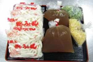 ゆで時間を越えたうどんは、お持ち帰り用に。製麺所だからこそのノウハウ