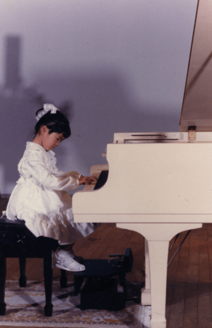 習い事の一つで始めたピアノだが、人前で演奏する楽しみを知って夢中になったという