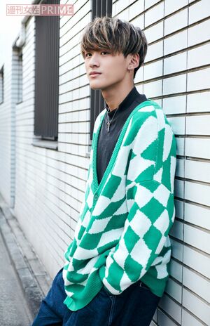 壁に寄りかかる中村滉己（撮影／山田智絵）