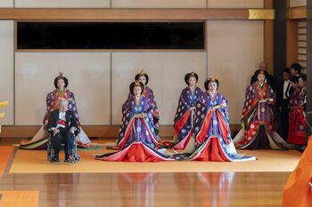 今回の即位礼では、両陛下以外の皇族方は秋篠宮家とその他の宮家で左右に分かれることに(10月22日)