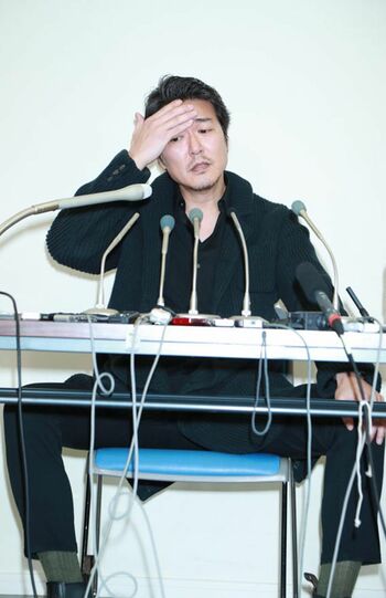 小泉今日子との関係について記者会見を開く豊原功補(2018年2月)