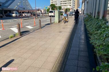 傘で突き刺したJR茅ケ崎駅近くの歩道は幅も広く