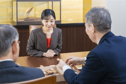 日本工芸会の総裁として、伝統工芸士たちと懇談（2026年2月13日）写真／宮内庁提供