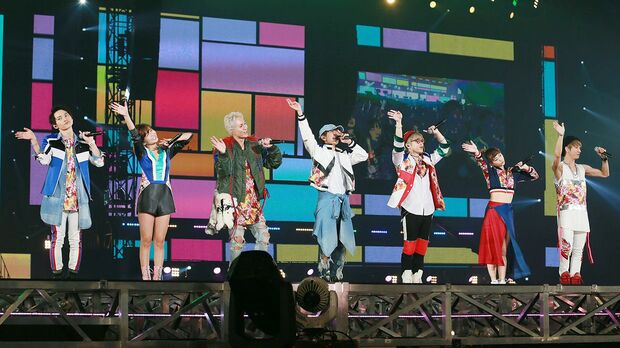 11月15・16日、初の東京ドームでの単独ライブを行ったAAA。左から日高光啓（29）、宇野実彩子（30）、浦田直也（34）、西島隆弘（30）、末吉秀太（29）、伊藤千晃（29）、與真司郎（27）