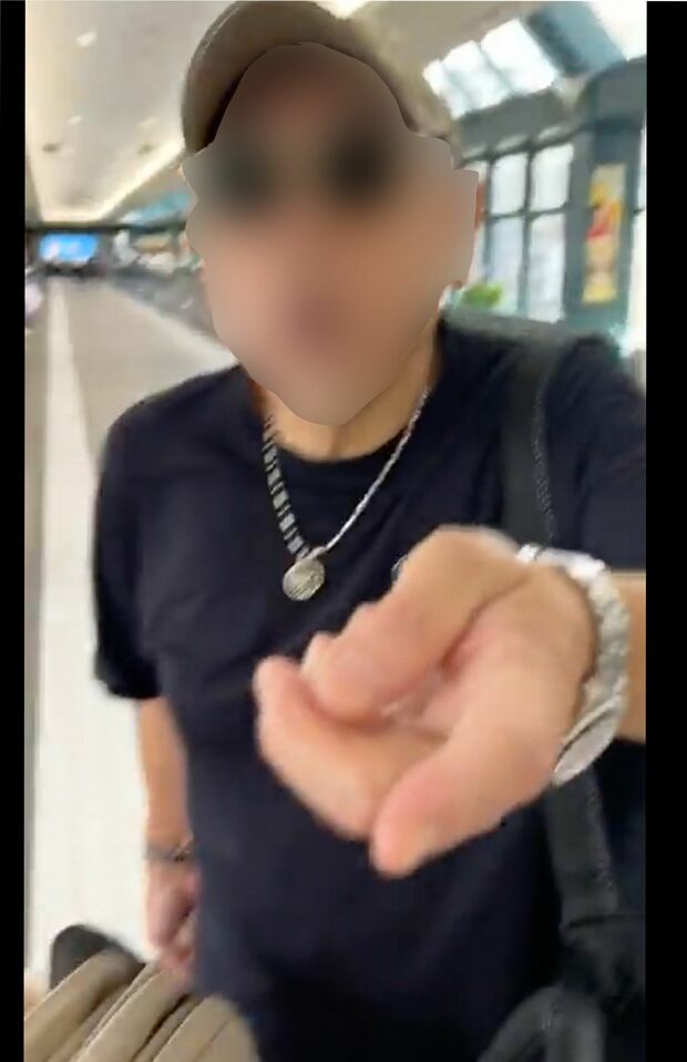 トラブルとなった初老男性はベビーカーを掴んでいた（Nさんのツイッターより、一部編集部加工）