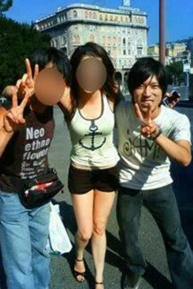 イタリア美女と記念写真（容疑者のフェイスブックより、編集部で一部加工）