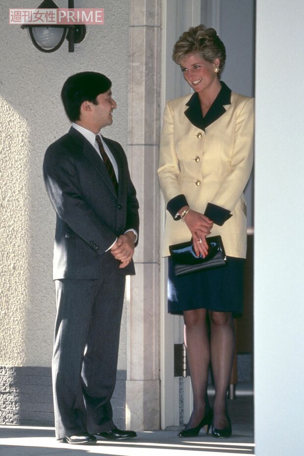 即位の礼の茶会で、ダイアナ妃をお見送りになる徳仁さま（1990年11月13日）