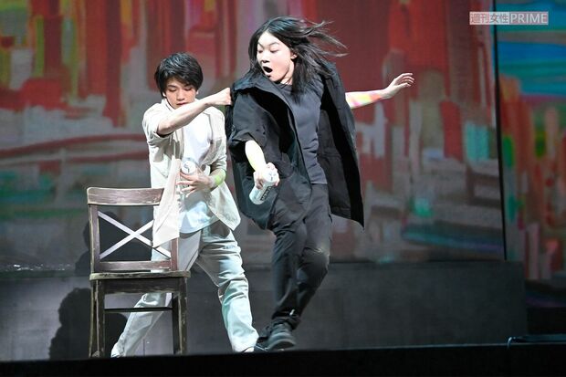 舞台『染、色』取材会で演技をする三浦透子（2021年5月）