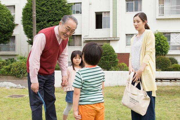 寺内は、両親を亡くした孫娘の前では好々爺だが……。(c)フジテレビ