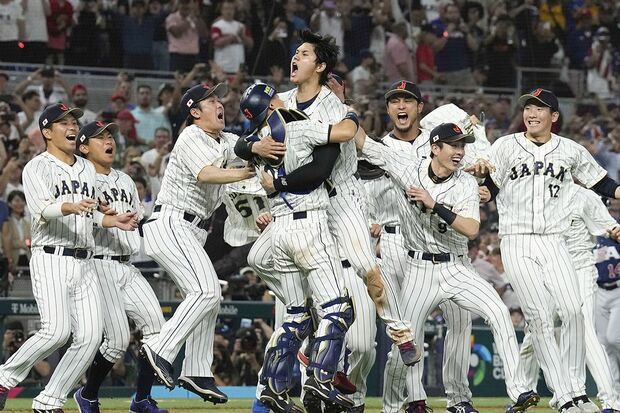 大谷翔平。3大会ぶりWBC世界一の立役者。決勝戦はリリーフ登板をして優勝投手となり、大会MVPにも輝いた。二刀流で投打に活躍し、雄叫びをあげチームを鼓舞する姿が注目された（写真／共同通信社）