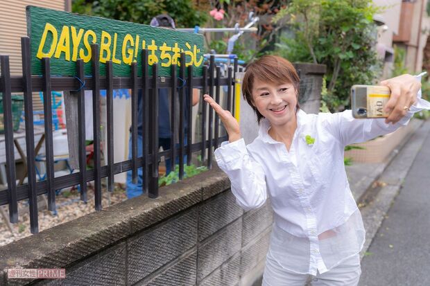 朝、現場に到着するとまずはSNS用に自撮り。これも北原さんの大事な仕事 撮影/佐藤靖彦
