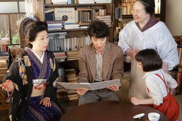 姉が持ってきた見合い写真を碌さんが見ていると娘やばあやも興味津々でのぞき込む　(c)NHK