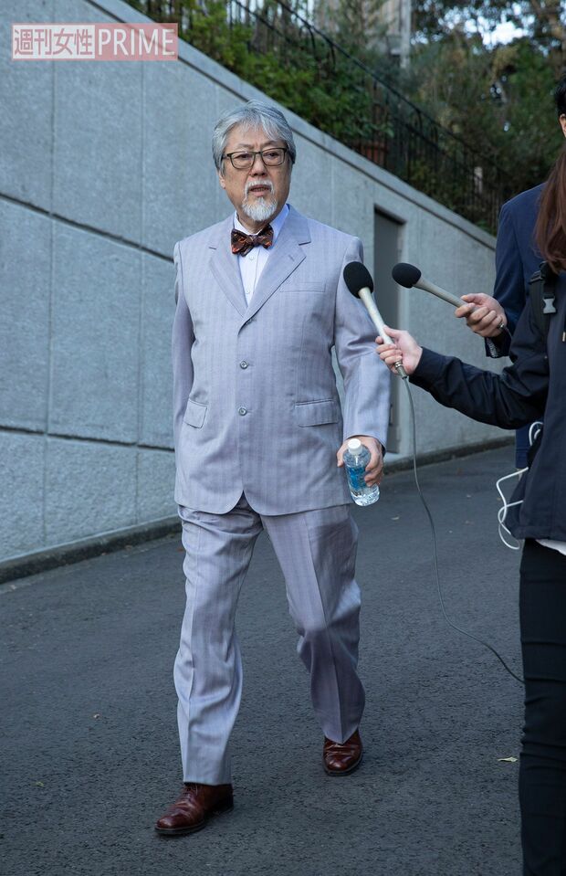 横浜市内に集まった報道陣の前で謝罪した沢田研二