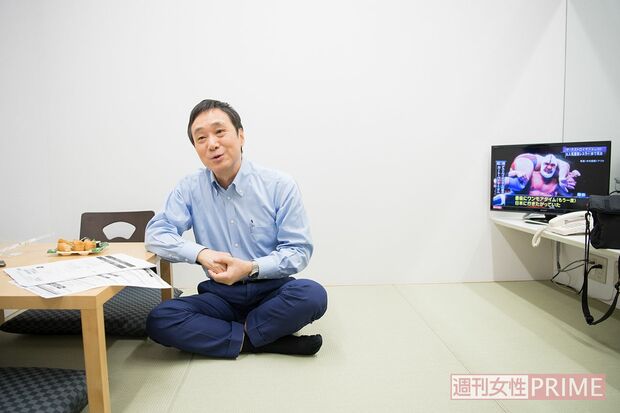 【11:45】楽屋に戻って、軽く昼食をとりながら休憩。資料を読んだり、ニュースを見たり、メールをチェックしたりと暇はない　撮影／山田智絵