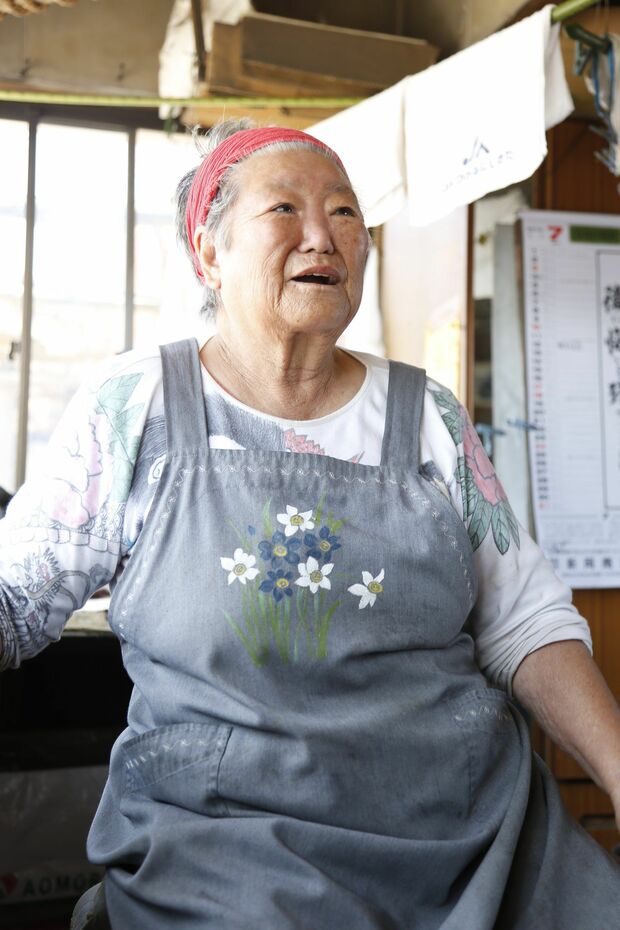 菊谷さん同様、焼きイカ屋さんを営む姉の長谷川文江さん　撮影／竹内摩耶