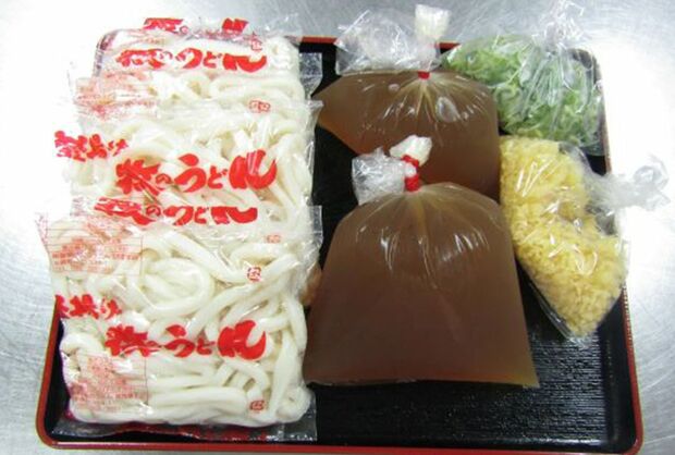 ゆで時間を越えたうどんは、お持ち帰り用に。製麺所だからこそのノウハウ