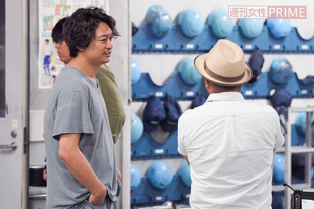 白石監督と談笑する姿も。監督は「初日のファーストシーンからずっとゾクゾクしっぱなし。そこを通り越して笑えるくらい香取さんがよかった」と絶賛　撮影／渡邊智裕