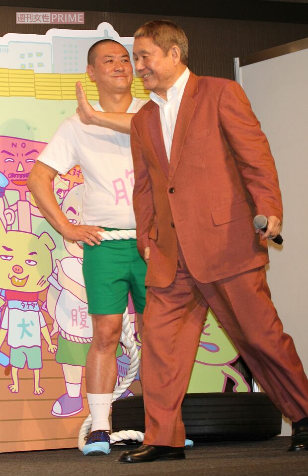 ビートたけしの登場に顔をこわばらせる三又又三（2014年、カルビー新CM発表会）