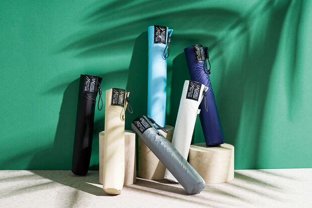 この夏、男女問わず爆売れしたのがムーンバットの晴雨兼用傘。超軽量の「マジカルテック」シリーズは前年の4倍の売り上げに。マジカルテック晴雨兼用傘折りたたみ日傘3850円~／ムーンバット　※画像をクリックするとAmazonの商品ページにジャンプします。