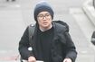 2月上旬の早朝、荷物を抱え仕事場へ向かう風間俊介('19年)