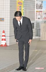 大麻取締法違反で起訴された伊勢谷友介。湾岸署前で深々と頭を下げた