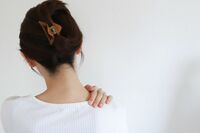 【貼るだけ！カイロ健康法】つらい肩こり・腰痛・便秘を解消、鍼灸師が教える『更年期障害』にも効く“症状…