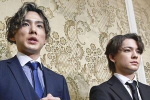 立憲民主党のヒアリングに出席した、元ジャニーズJr.のカウアン・オカモトさん（右）と橋田康さん（左）
写真/共同通信社