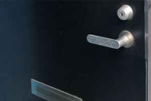 容疑宅アパートの部屋からは楽しそうな笑い声が聞こえてきたという