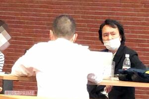 神奈川芸術劇場のロビーでスタッフと打ち合わせしている長塚圭史。終始マスクをはずさず、コロナ対策は万全