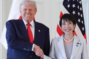 2025年10月28日、日米首脳会談でトランプ米大統領を出迎え、握手を交わす高市早苗首相 撮影/JMPA