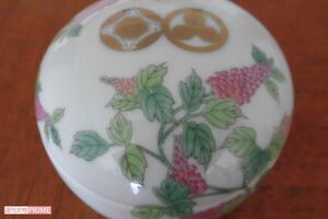 引き出物のボンボニエールの表面には守谷家の家紋も