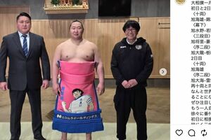 漫画家・高橋陽一氏が描いた『キャプテン翼』の化粧まわしをする大島部屋の旭海雄