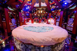 360度鏡に囲まれたエロス万華鏡の間（奈良県）※撮影・取材協力／鬼束ちなつ