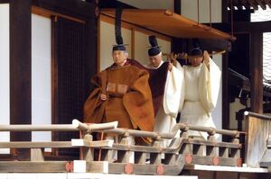 秋に行われる宮中祭祀に参列される天皇陛下（'13年9月）